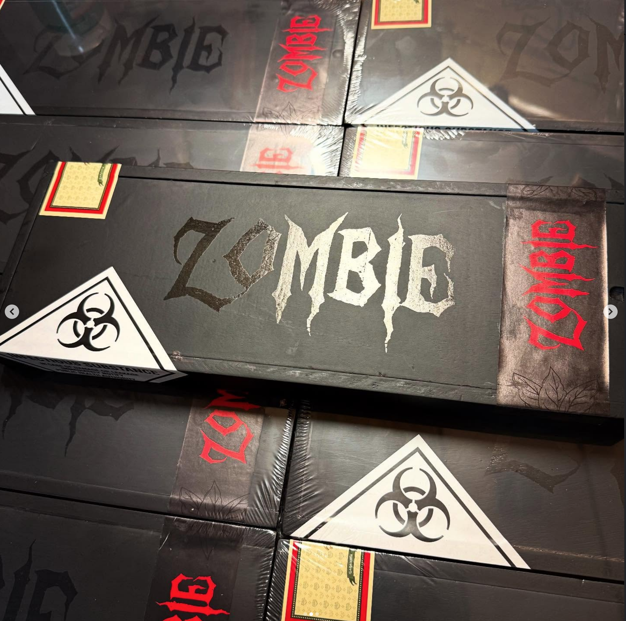 邦楽 DeadlyMemory Viaje Zombie Biohazard Red Maduro 5″*52 – King's Cigar Club